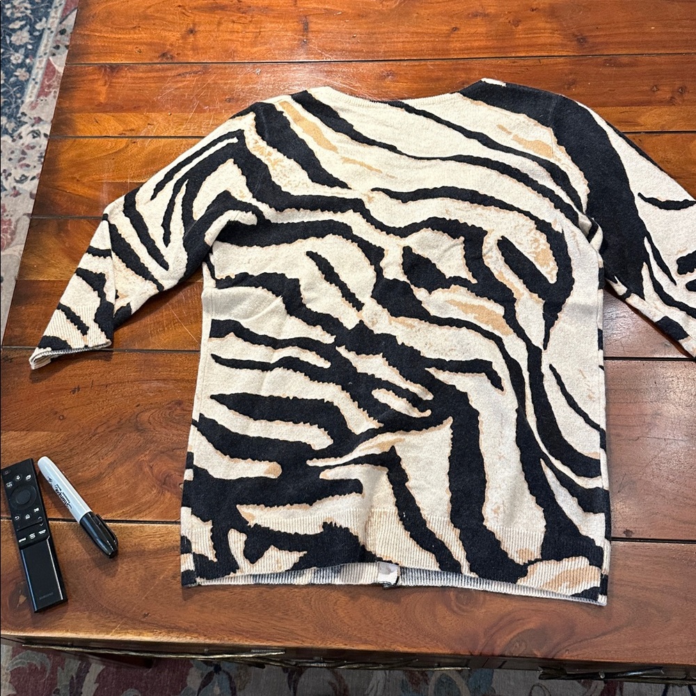 Bloomingdale's Zebra Print cashmere Cardigan - Black and Cream nwot 2-25-05 - Picture 5 of 5